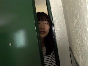 「え？いきなりですか？」素人宅に突撃訪問！断り切れない美形少女がその場でハメられW美少女ナンパのエロ動画