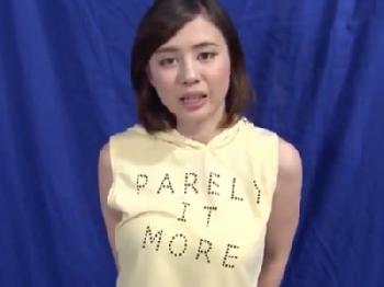 トランポリンゲームで挿れながらジャンピングすることになってしまった焼き鳥屋店員巨乳素人お姉さん吉川あいみのエロ動画