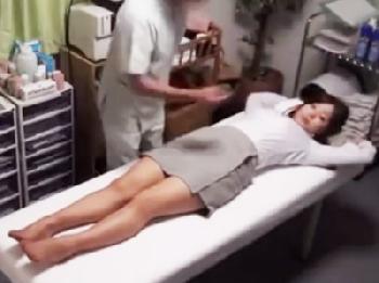 言われるがままにマッサージ師の男根を受け入れて中に出されちゃうOLの様子巨乳盗撮のエロ動画