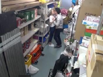 小柄なギャルが倉庫で上司の肉棒をフェラチオ抜き!素人手コキ盗撮のエロ動画