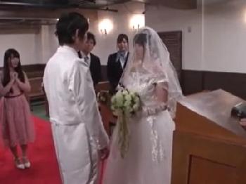 地味系なメガネ女子校生がバス内で鬼畜男達に両穴陵辱されて涙目巨乳美少女ロリめがねレイプのエロ動画