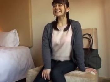 『これっ‥気持ちぃ‥！』細身で若々しい美人奥様が夫以外の陰茎で簡単アクメ素人人妻顔射のエロ動画