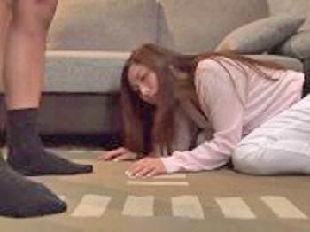 息子の勉強を見てくれている友人の精子便器に堕ちるマダム巨乳人妻中出しのエロ動画