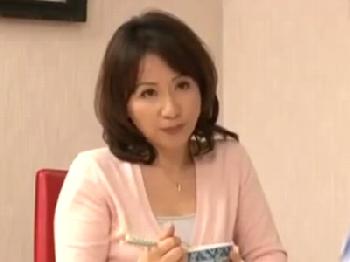 欲求を抑える事が出来ず息子を誘惑し一線を越えてしまう淫乱妻人妻熟女中出し近親相姦オナニーのエロ動画