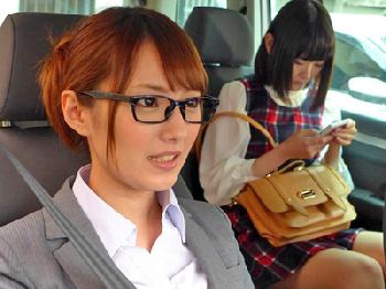 現場をバックレた女優の代わりにアダルトビデオに出演させられる美人マネージャーめがね顔射天海つばさのエロ動画