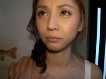 夫が出勤した直後から不貞相手連れ込んで一心不乱にイチモツをむさぼる不貞奥さんW巨乳人妻顔射ハメ撮りのエロ動画