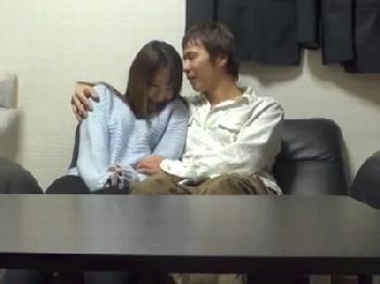 花屋でアルバイトしている女子大生をナンパ→自宅に連れ込み即ズボ素人美少女中出し盗撮のエロ動画