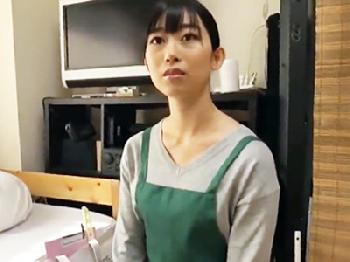 綺麗な家政婦さんにセンズリ見せつけ→バックでねじ込み生パコ開始お姉さん人妻のエロ動画