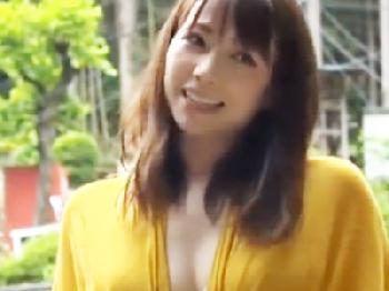 キャンプ中の美形奥様が若い肉棒に誘われて即顔面射精パコ了承！巨乳素人人妻顔射のエロ動画