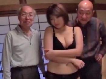 淫乱ジジイ集団に乱交陵辱されてしまう巨大乳妻巨乳素人人妻熟女レイプのエロ動画