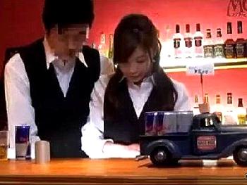 都内某所にあるBAR店長のセクハラ三昧→営業中もカウンターの下でしゃぶらせる無慈悲店長素人コスプレ盗撮のエロ動画