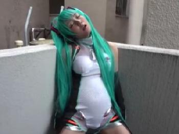 初音ミクコスプレの素人娘に催眠かけて野外で中出し美少女露出のエロ動画