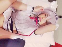 「中でイッちゃったぁ…」色白な無毛レイヤーに中出し素人パイパンのエロ動画