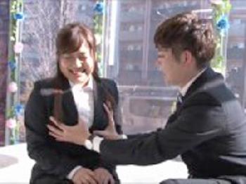 オフィスレディさんと同僚がマジックミラー号でムラムラし禁断ハメ巨乳素人お姉さんOLのエロ動画