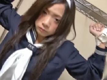 拘束した女子校生を好き勝手挿入しまくるオッサン素人美少女のエロ動画