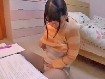 勉強の息抜きにマスターベーションしだす妹が兄を襲って欲情性行為巨乳ロリめがね顔射近親相姦オナニーのエロ動画