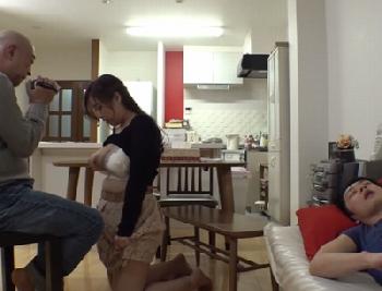 夫男性器では物足りない巨乳妻が…夫の隣で寝取られて人妻パイズリ塚田詩織のエロ動画