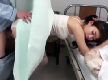 隣のベッドに見舞いに来ていたきれいなお姉さんをペニス見せびらかし誘惑して強奪巨乳痴女顔射のエロ動画