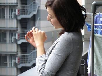 中出しOK熟女ソープランド嬢をはめたい盛りの若い童貞くん宅にお届けのエロ動画