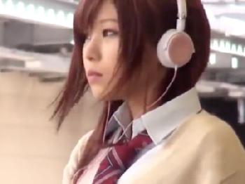 電車で見かけたギャル系女子校生に一目惚れ→告白を飛び越え生ズボパコW素人美少女痴女痴漢のエロ動画