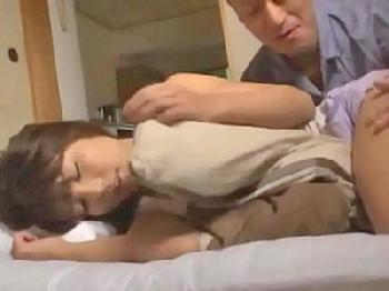 絶対に手を出してはいけない社長の娘を夜這い強姦巨乳お姉さん顔射のエロ動画