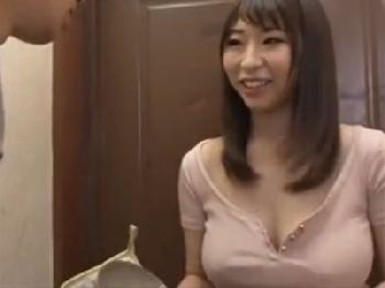 色白巨乳妻が夫以外の男のペニスで禁断の欲求不満解決パコ痴女人妻オナニーのエロ動画
