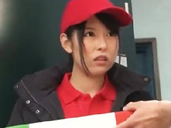 ピザ屋の配達スタッフに媚薬ペニスを否応なしに突っ込み顔面射精レイプ美少女顔射イラマチオのエロ動画