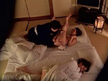 超美形な親子をナンパ→旅館へ連れ込まれ夜這いで姦淫交尾する様子を隠し撮り素人人妻盗撮のエロ動画