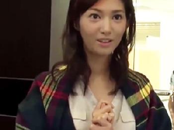 夫が帰宅する寸前なのにギリギリまで自宅でヤリ倒す背徳パコ人妻顔射3Pのエロ動画