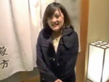 巨大オッパイ短大生が男湯に潜入→一般男性の肉棒を握りしめ手コキ抜き！巨乳素人お姉さん盗撮のエロ動画