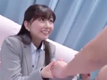 「今から挿れるね？」アイドル顔の超可愛いOLが草食肉棒の悩みを解決するその場パコ！素人美少女痴女のエロ動画