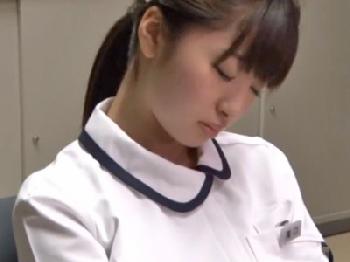 夜勤看護師は欲求不満なので突然性的暴行されても受け入れちゃいますWお姉さん痴女看護婦顔射レイプのエロ動画