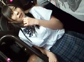 満員バスで発育の良い女子校生のバストを後ろから揉みまくり辱めながら強姦巨乳美少女顔射レイプ痴漢のエロ動画