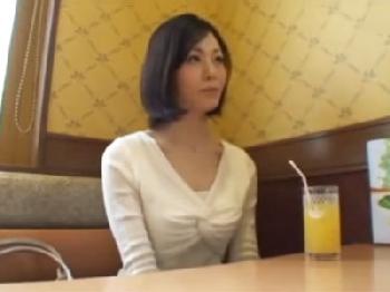 『んはぁ凄い…若イチモツいぃ!』マダム系奥様を久々イチモツで逝かせ精液発射素人人妻熟女ぶっかけのエロ動画