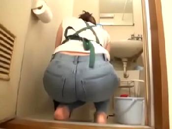 家事代行の特大ヒップ妻がハミケツ→ムラムラが抑えきれなくなって半ば強引にの押し倒しパコ巨乳素人人妻レイプ盗撮のエロ動画