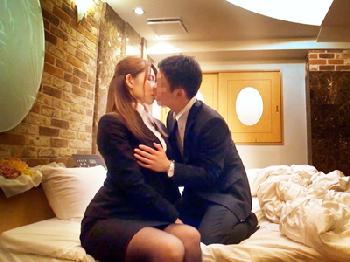 奥様オフィスレディと後輩社員が終電逃して中出し性行為素人人妻OLナンパのエロ動画