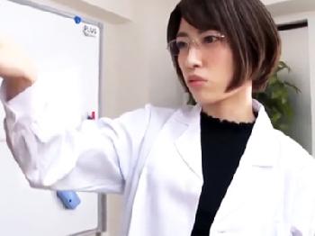 自作のムラムラ興奮剤を同僚や先輩に飲ませて逆強姦する理系女子お姉さん痴女めがねフェラ手コキのエロ動画