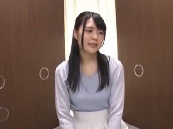 清麗美形少女が賞金獲得の為に穴から出た男性器を次々に手コキフェラチオ抜き素人美少女のエロ動画