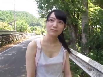 田舎町で出会った第一村人のつるぺたオッパイ娘を騙してガチハメ→精液ぶっかけフィニッシュ素人美少女のエロ動画