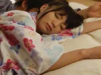 夏祭りで疲れて浴衣のまま寝ちゃった妹を夜這いした兄美少女パイパン顔射のエロ動画