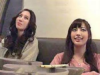 相席屋で釣り上げた美形お姉さん二人組と宅飲み隠し撮り素人美少女盗撮のエロ動画