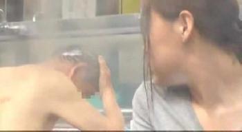 男性器に猛烈興奮する淫乱マダムをコッソリパコってみた！人妻のエロ動画