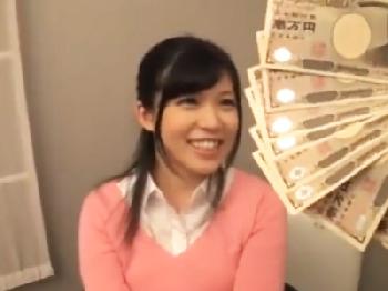 ナンパした素人女子大生達を大金と巨大チンポで釣って素股から中出しハメ撮りのエロ動画