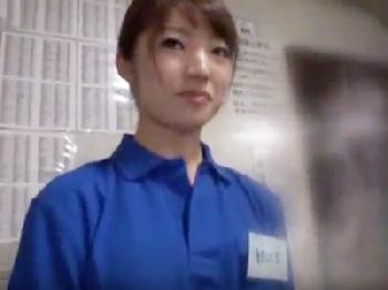 「もう店長来ちゃうんで止めてください！」赤坂のゲーセン店員に突撃パコ素人美少女ナンパのエロ動画