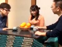 『だめッ聞こえちゃう』夫のすぐ横で他人棒に中出しされちゃうビックおっぱい妻巨乳痴女人妻のエロ動画