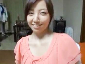 中出し一発じゃ満足出来ない欲求不満妻が自宅でコソコソ輪姦を体験素人人妻3Pのエロ動画