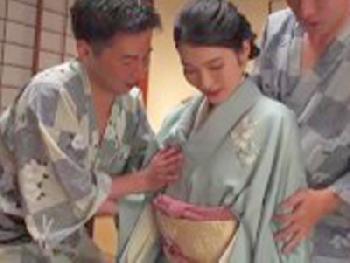 老舗旅館を盛り返すために洗体やまくら営業を行う奥さん女将巨乳人妻3Pのエロ動画