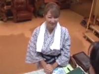 旅館の備品を壊しちゃった母娘にファック強要→親子丼中出し!巨乳美少女ロリギャル人妻のエロ動画