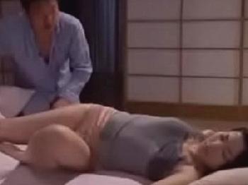 夜這いされたデカパイ妻…求められる色欲に抗えず抵抗しながらも汗だく性行為巨乳人妻顔射のエロ動画