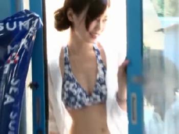 「ハァ？何で！？」マジックミラー号で彼氏を任せて中出し密通し逆ギレする彼女素人美少女ナンパのエロ動画